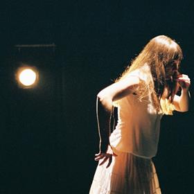 Performance comédienne danseuse création "Limbes de Songes"